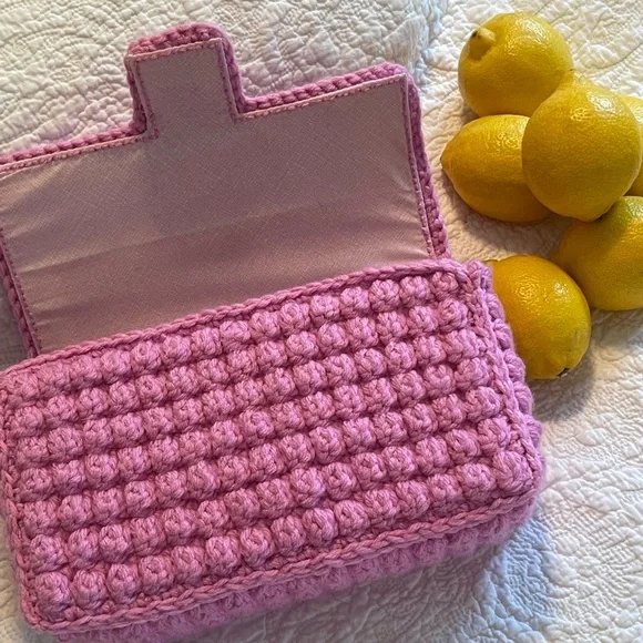 Ophelia Grey - Classica Pink 💗
A handmade work of art
6.5 X 10 X 3 inches - Picture 6 of 8